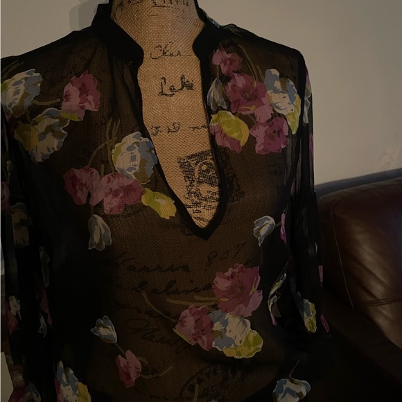 Gorgeous semi-sheer floral blouse - Picture 3 of 8